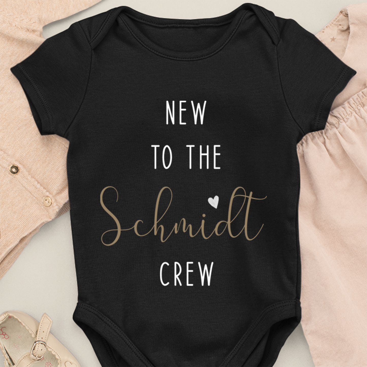 New to the "familie navn" Crew- Økologisk babykrop hvid - Personligt navn
