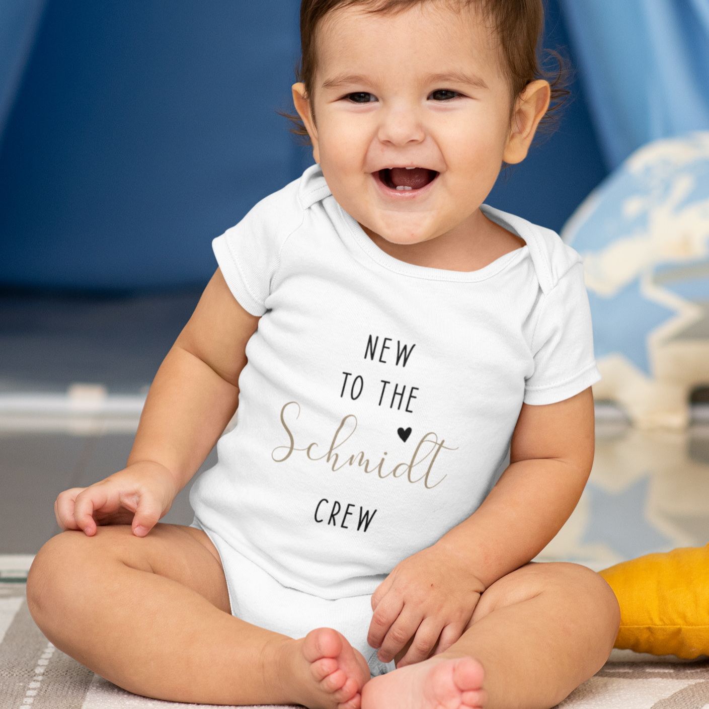 New to the "familie navn" Crew- Økologisk babykrop hvid - Personligt navn
