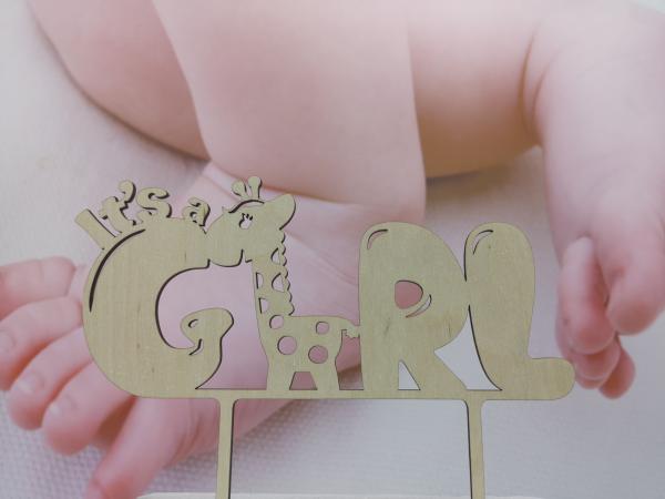 Caketopper Tortenaufsatz "Its a girl mit Giraffe" aus Holz zur Geburt