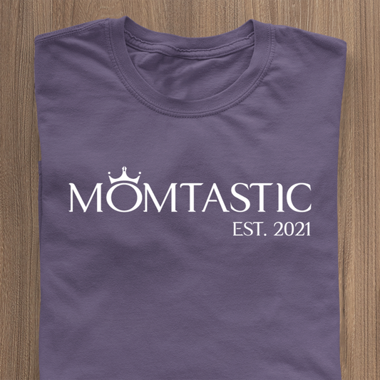 Momtastic Queen Edition T-Shirt violett mat wäissem Schreiwen - Datum personaliséierbar
