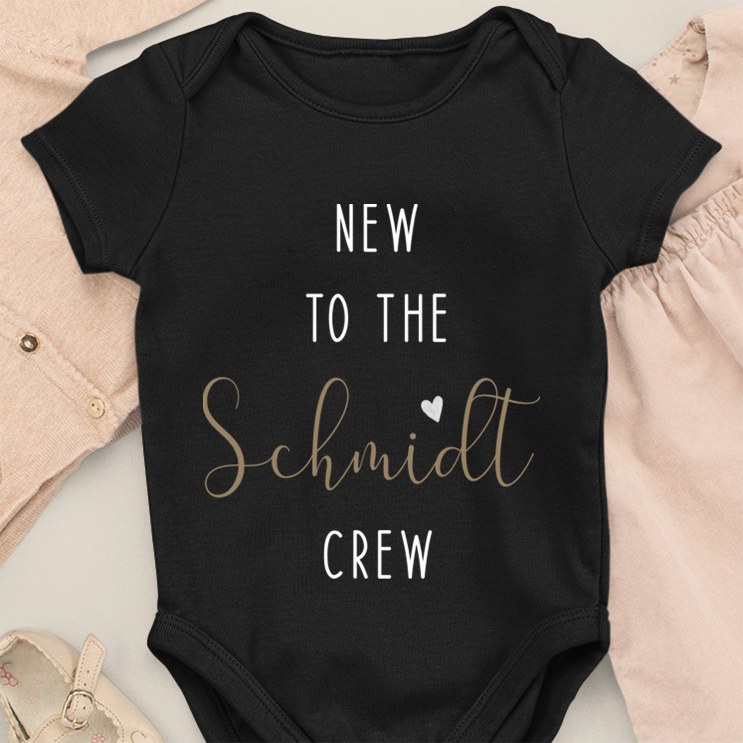 New to the "Familienname" Crew - Body bebé orgánico blanco - nombre personalizado