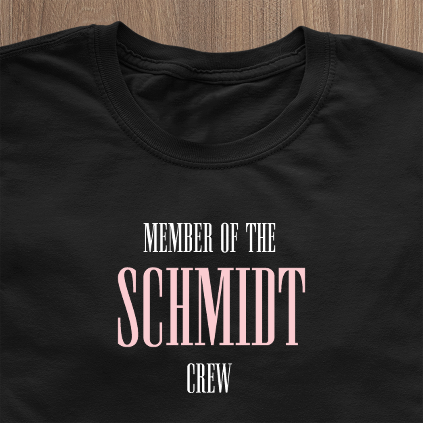 Member vun der "Familljennumm" Crew Fraen T-Shirt - Personaliséiert Familljenumm
