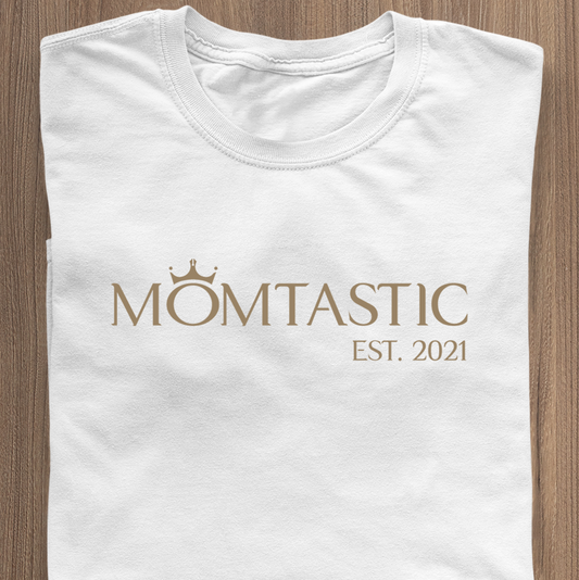 Momtastic Queen Edition T-Shirt wäiss mat gëllene Buschtawen - Datum kann personaliséiert ginn