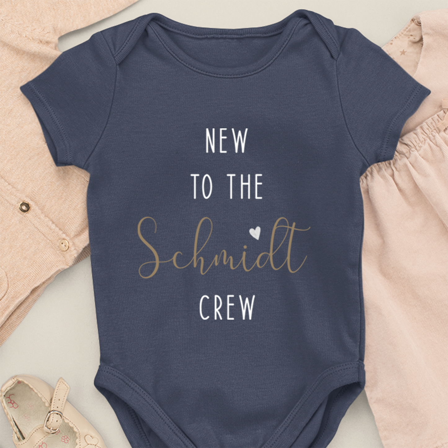 New to the "familie navn" Crew- Økologisk babykrop hvid - Personligt navn